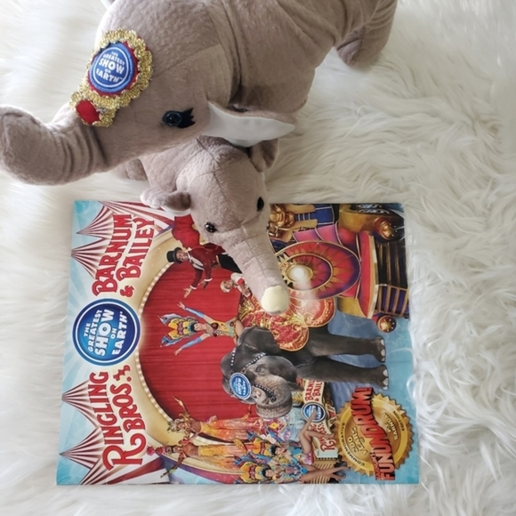 Barnum & Bailey Ringling Bros Circus Stuffed Plush Mother & Baby Elephant W Book - Picture 3 of 12